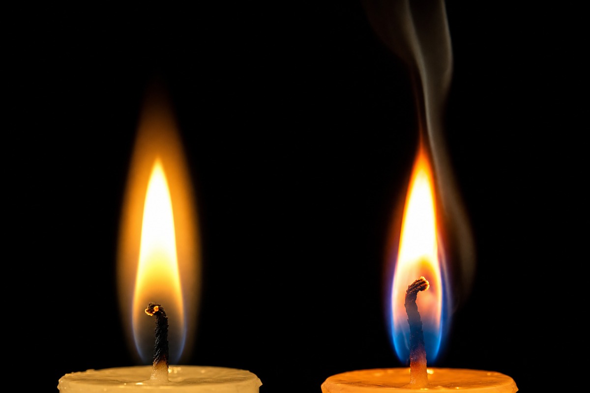 Comparaison de deux flammes — une flamme naturelle nette à gauche, une flamme de paraffine fumante à droite