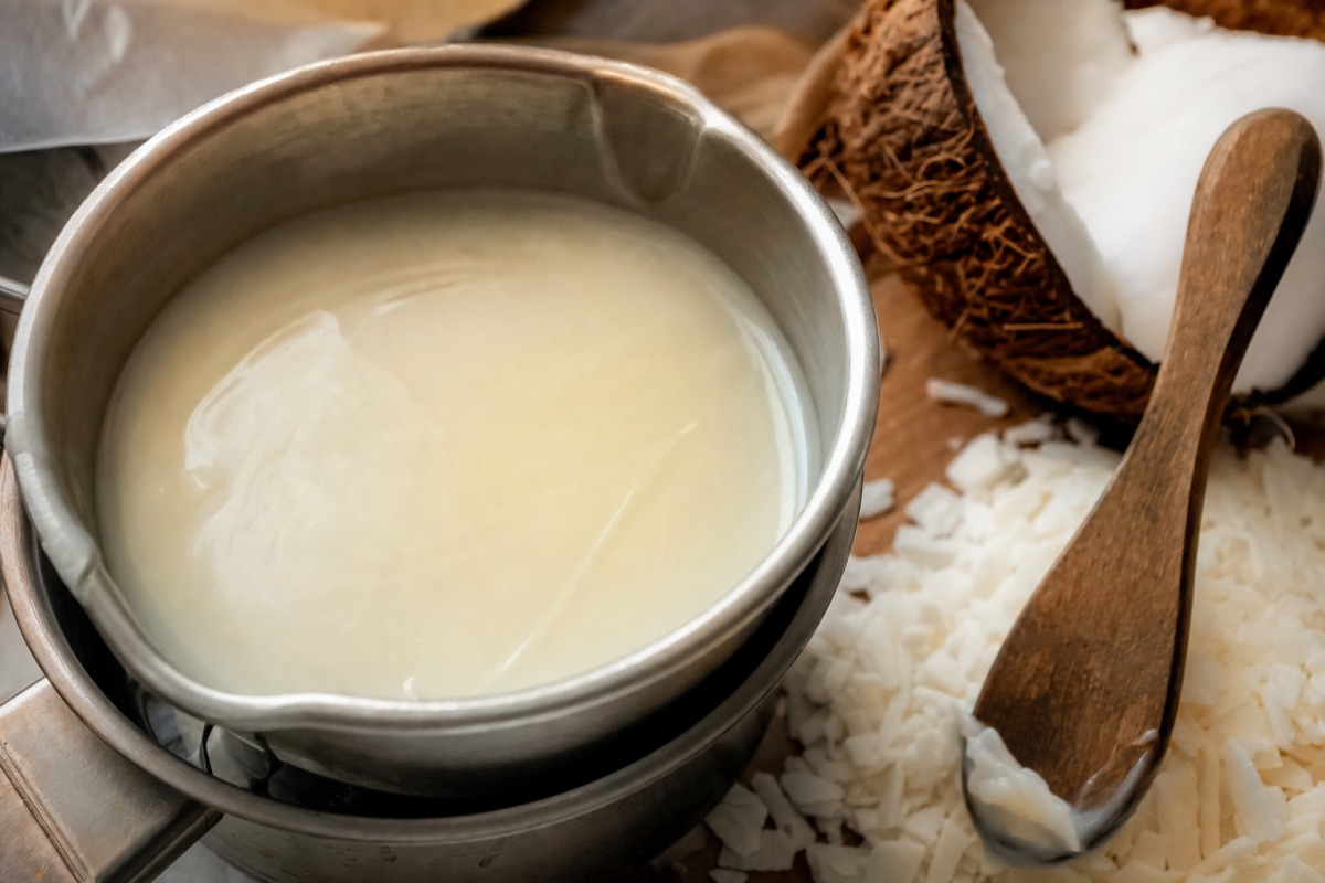 Cire végétale crémeuse et dense, mêlée de paillettes de coco et de soja, prête à être coulée