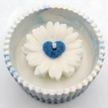 Bougie Marguerite dans les nuages - Blanc / Bleu / Mangue, Citron vert